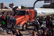 Xe bồn lao vào đám đông biểu tình tại Mỹ