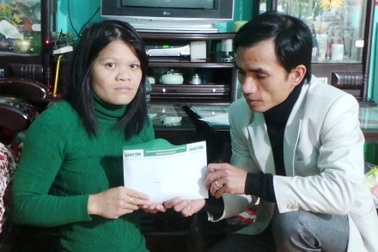 Hơn 42 triệu đồng tiếp tục đến với người vợ liệt chăm chồng què ở bệnh viện