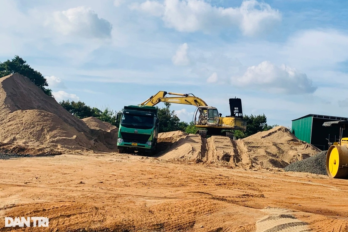 Vụ xe quá tải hành quốc lộ: Hé lộ bãi tập kết cát trái quy định - 1 Vụ xe quá tải hành quốc lộ: Hé lộ bãi tập kết cát trái quy định - 1