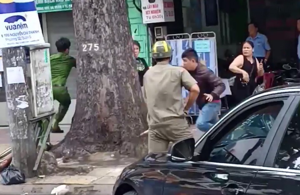 Thanh niên cầm gậy đập ô tô BMW gây náo loạn đường phố Sài Gòn - 2 Thanh niên cầm gậy đập ô tô BMW gây náo loạn đường phố Sài Gòn - 2