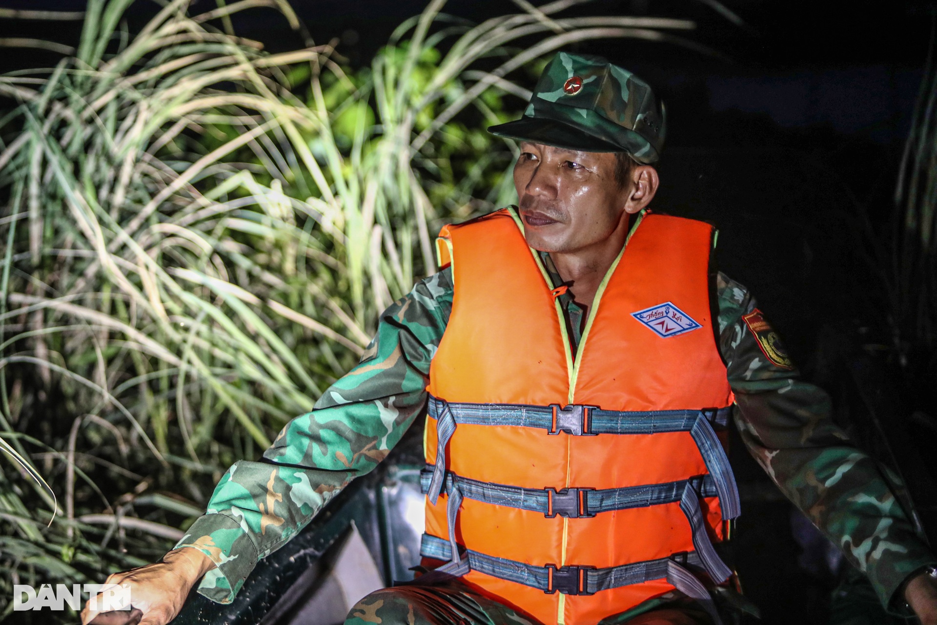 Bộ đội biên phòng căng mình chống buôn lậu trong mùa nước nổi ở miền Tây - 6 Bộ đội biên phòng căng mình chống buôn lậu trong mùa nước nổi ở miền Tây - 6