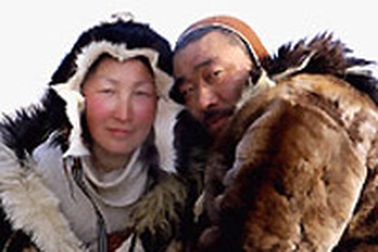 Mang vợ ra “đãi” khách