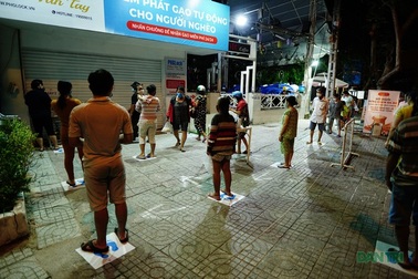 Nửa đêm hối hả đi góp gạo cho "cây ATM gạo" của người nghèo