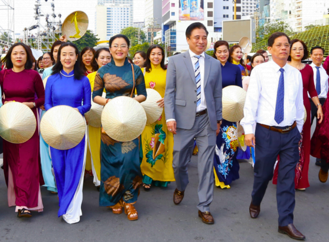 Lãnh đạo Tỉnh uỷ, UBND tỉnh Khánh Hòa cùng tham gia diễu hành trong lễ hội
