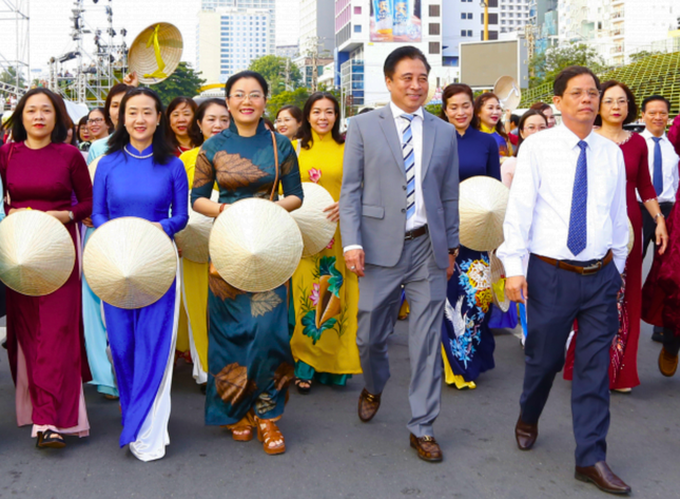 Lãnh đạo Tỉnh uỷ, UBND tỉnh Khánh Hòa cùng tham gia diễu hành trong lễ hội 