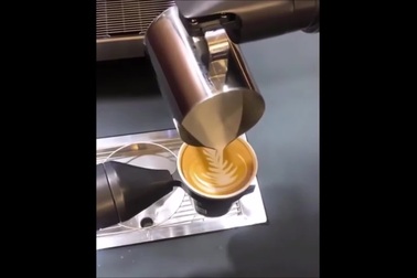 Robot thể hiện khả năng pha chế cafe khiến nhiều người kinh ngạc