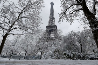 Tháp Eiffel đóng cửa do tuyết rơi dày