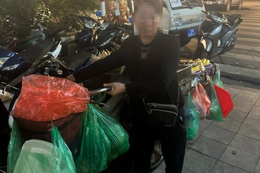 Sự thật về clip người bán hàng rong ở bờ hồ Gươm bị tố "ăn vạ" để đòi tiền