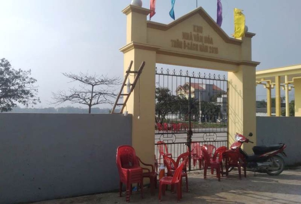 Người dân giữ 2 xe ô tô của cán bộ Trung tâm quỹ đất huyện - 2 Người dân giữ 2 xe ô tô của cán bộ Trung tâm quỹ đất huyện - 2