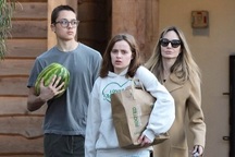 Con trai út của Angelina Jolie và Brad Pitt điển trai, sống kín tiếng