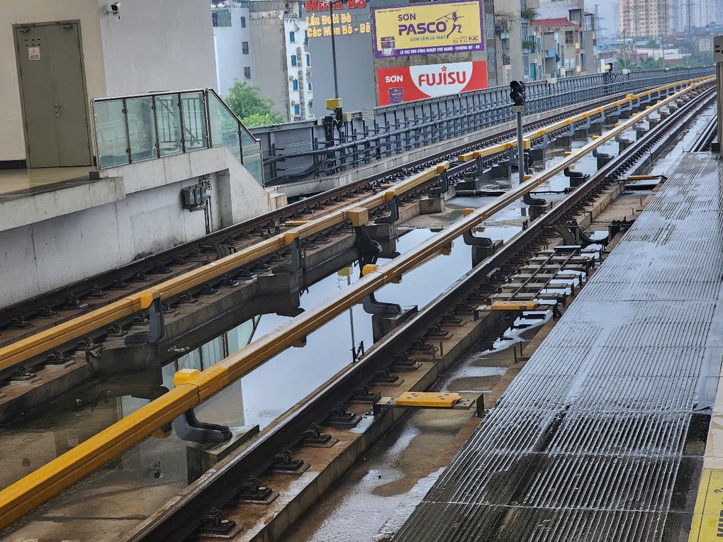 Nhà ga metro Cát Linh - Hà Đông thủng mái không ai sửa, nước chảy lênh láng - 2 Nhà ga metro Cát Linh - Hà Đông thủng mái không ai sửa, nước chảy lênh láng - 2