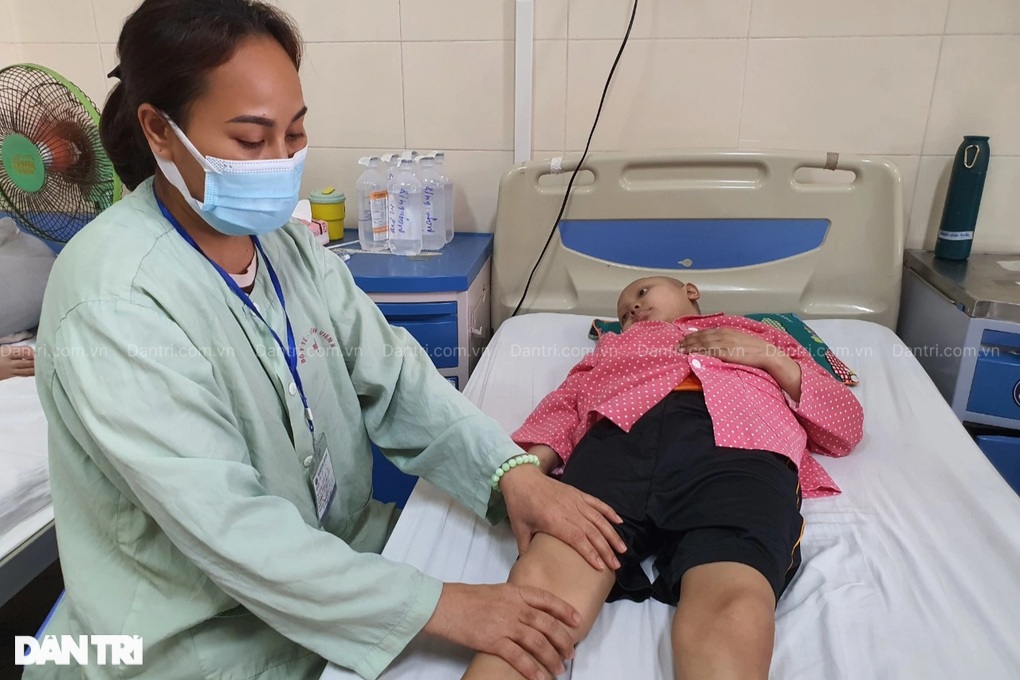 Ánh mắt khát sống của cậu bé mắc ung thư hiếm gặp - 3 Ánh mắt khát sống của cậu bé mắc ung thư hiếm gặp - 3