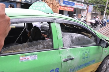 Taxi bốc cháy, tài xế và hành khách tung cửa thoát thân