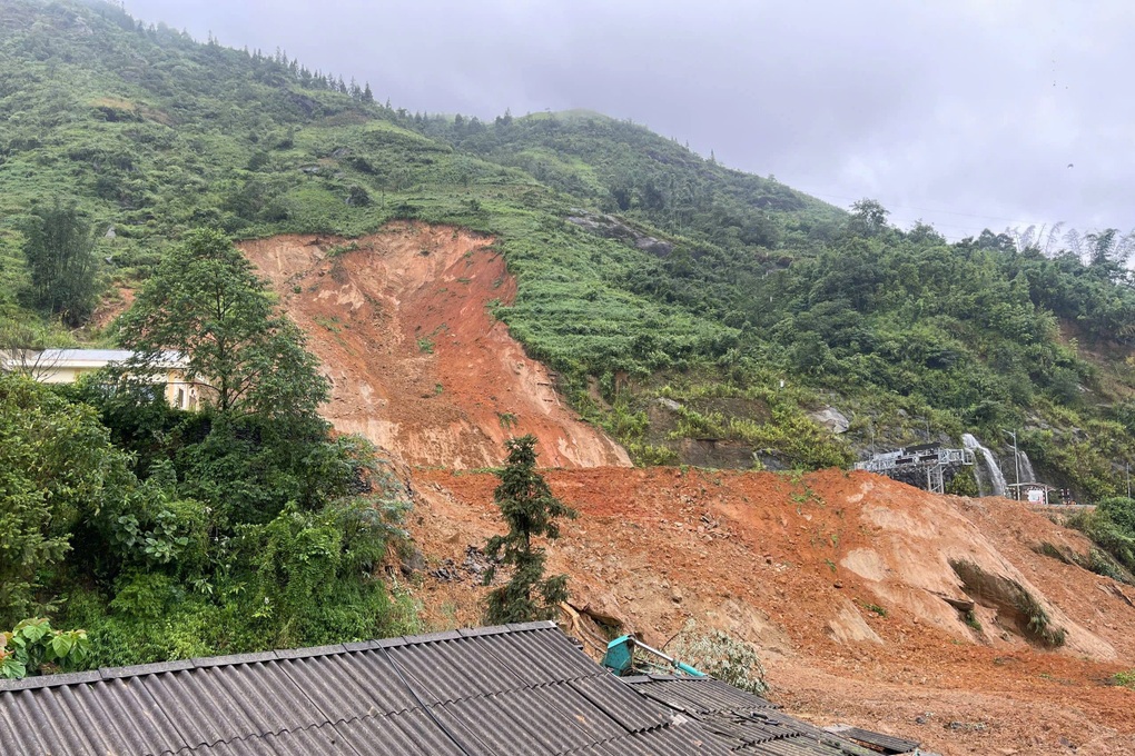 Tạm cấm đường từ Cốc San đi Sa Pa trên quốc lộ 4D do sạt lở đất đá - 2 Tạm cấm đường từ Cốc San đi Sa Pa trên quốc lộ 4D do sạt lở đất đá - 2