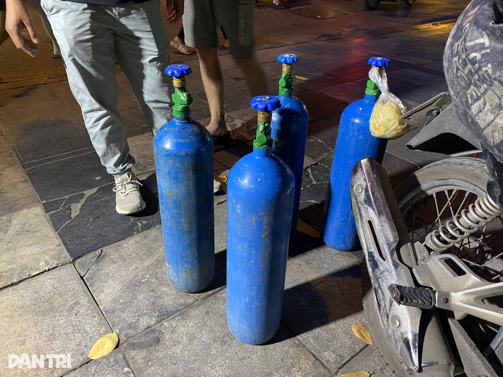 Bắt quái xế, cảnh sát phát hiện cả bình khí cười, đao kiếm - 2