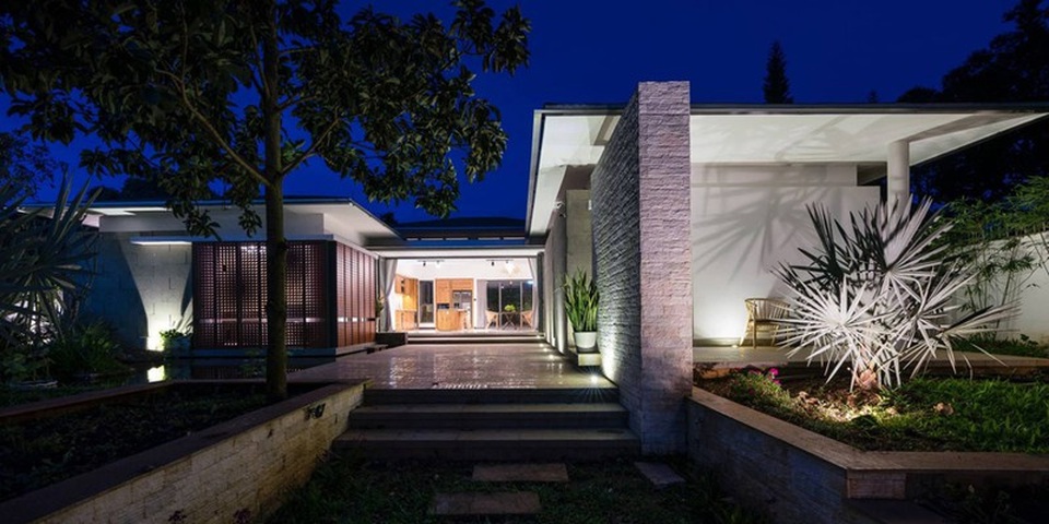 Biệt thự đóng kín cửa vẫn thừa ánh sáng nhờ độc chiêu thiết kế không ngờ - 1