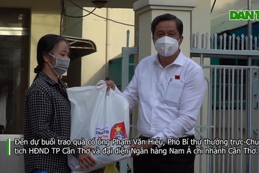 Báo Dân trí trao 300 túi an sinh tới 300 hộ dân nghèo của quận Ninh Kiều.