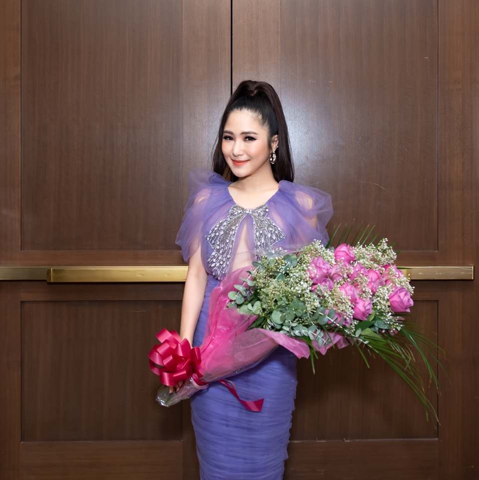 Hương Tràm mua hoa tặng Lệ Quyên - 4 Hương Tràm mua hoa tặng Lệ Quyên - 4