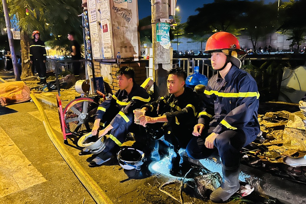 Những chiến sĩ kiệt sức sau đám cháy, đau đớn trước hy sinh của đồng đội - 11 Những chiến sĩ kiệt sức sau đám cháy, đau đớn trước hy sinh của đồng đội - 11