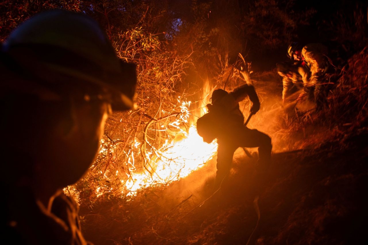 Ventos perigosos ameaçam atiçar incêndios florestais em Los Angeles - 1 Gió nguy hiểm có nguy cơ thổi bùng biển lửa cháy rừng Los Angeles - 1