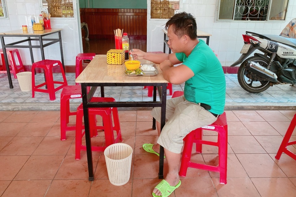 Ấm lòng quán cơm chay 2.000 đồng, miễn phí giao đến tận nơi - 12 Ấm lòng quán cơm chay 2.000 đồng, miễn phí giao đến tận nơi - 12