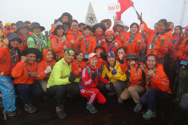 Gần 600 người leo Fansipan để bứt phá bản thân