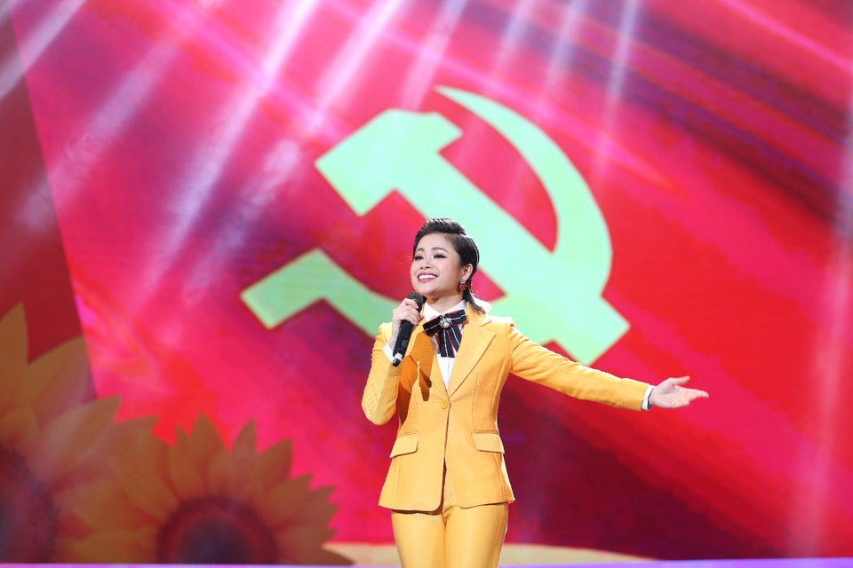 Thiêng liêng cảm xúc tự hào với chương trình Vững bước dưới cờ Đảng - 1 Thiêng liêng cảm xúc tự hào với chương trình Vững bước dưới cờ Đảng - 1