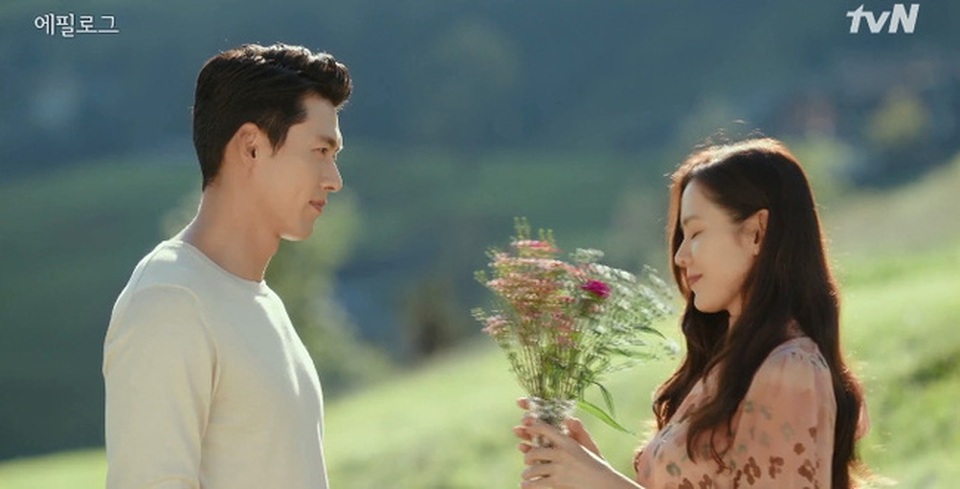 Hyun Bin ôm Son Ye Jin tại tiệc ăn mừng “Hạ cánh nơi anh” kết thúc - 8 Hyun Bin ôm Son Ye Jin tại tiệc ăn mừng “Hạ cánh nơi anh” kết thúc - 8
