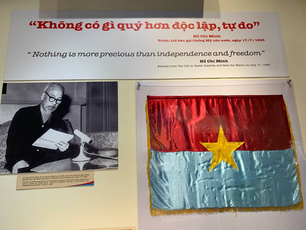 Cựu pháo thủ Ngô Sỹ Nguyên xúc động ở trưng bày Non sông liền một dải - 2 Cựu pháo thủ Ngô Sỹ Nguyên xúc động ở trưng bày Non sông liền một dải - 2
