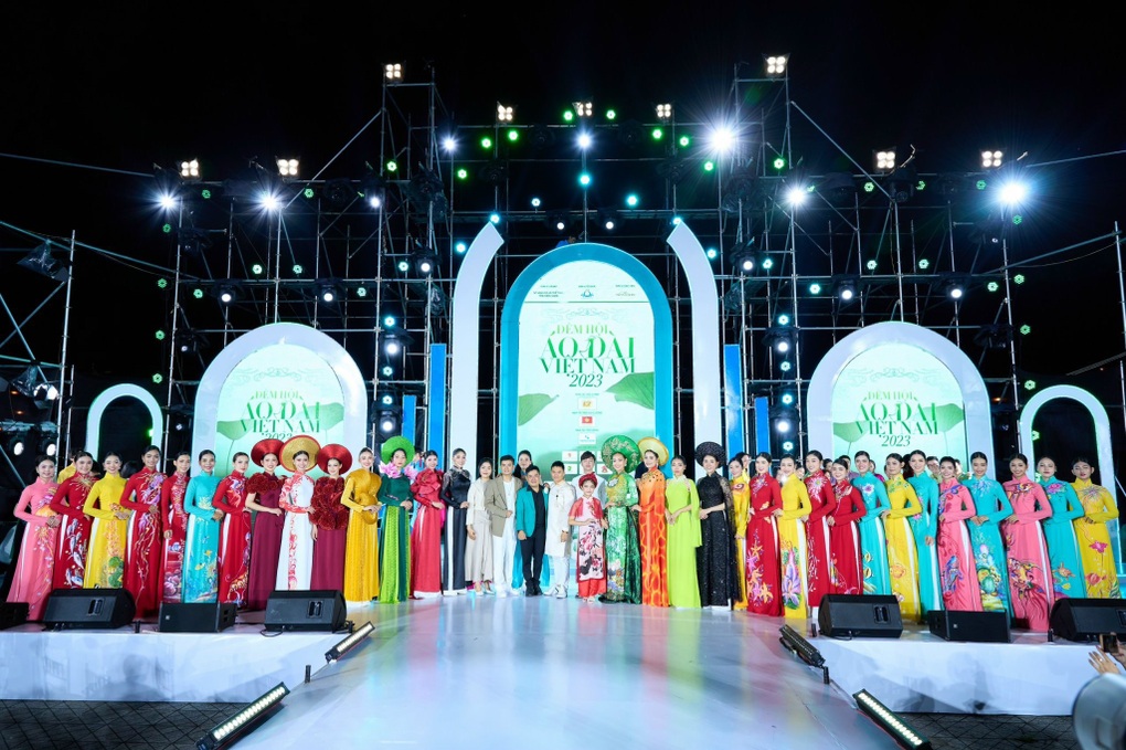 Đặng Thu Thảo tái xuất, diễn vedette trong show của NTK Nguyễn Minh Long - 1 Đặng Thu Thảo tái xuất, diễn vedette trong show của NTK Nguyễn Minh Long - 1