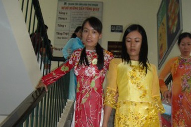 Cô giáo trẻ vươn lên từ đôi chân khập khiễng