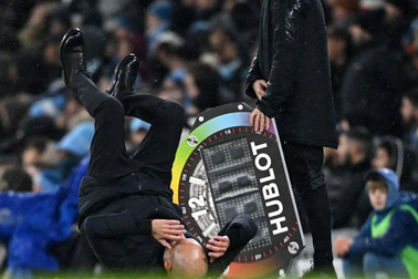 Pep Guardiola ngã lăn ra sân, lên tiếng về việc Man City bị xử ép