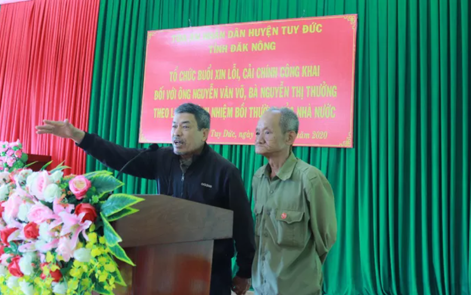 Cả trăm người náo loạn tại buổi xin lỗi đôi vợ chồng bị kết án oan - 4 Cả trăm người náo loạn tại buổi xin lỗi đôi vợ chồng bị kết án oan - 4