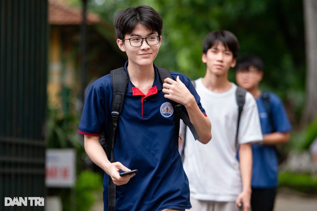 Đề thi toán vào lớp 10 Hà Nội: Học sinh khen đề dễ, chỉ buông câu cuối - 3 Đề thi toán vào lớp 10 Hà Nội: Học sinh khen đề dễ, chỉ buông câu cuối - 3