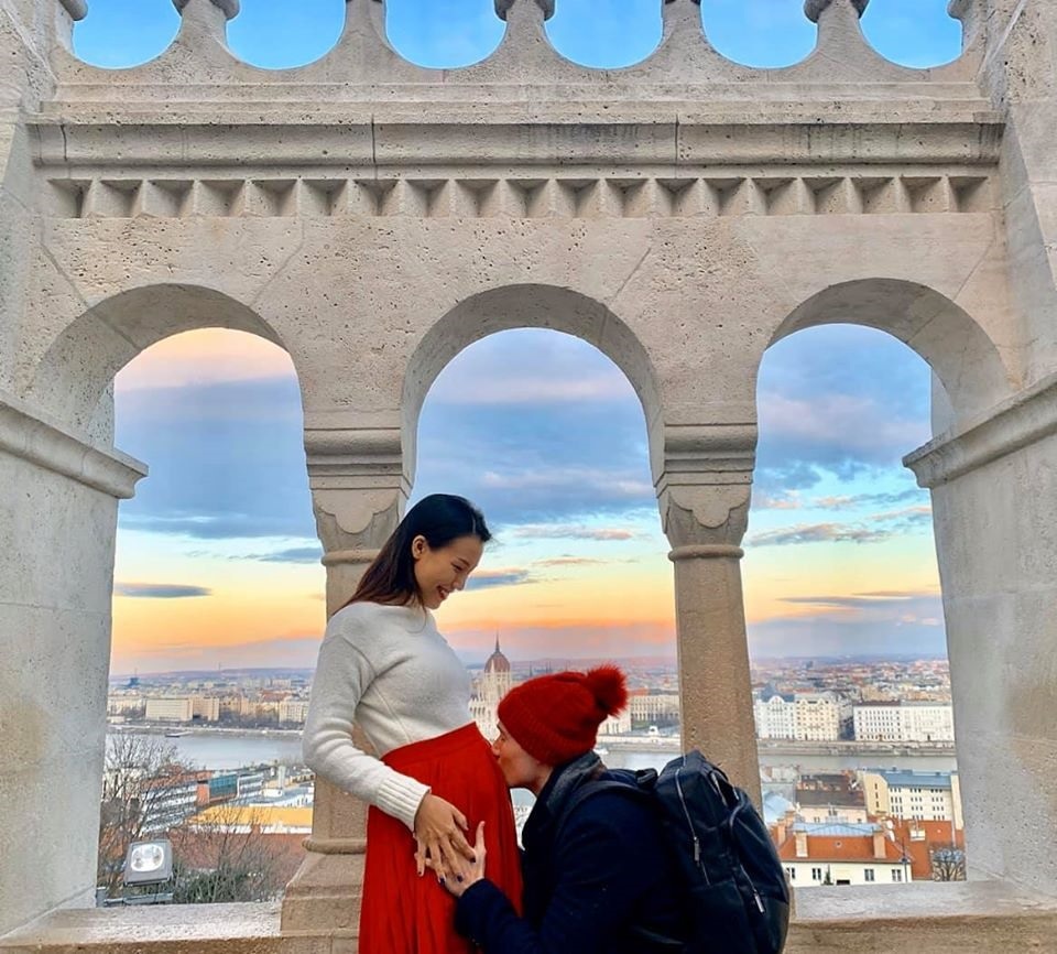 Á hậu Hoàng Oanh tiết lộ lý do bí mật chuyện đang mang bầu với chồng Tây - 2 Á hậu Hoàng Oanh tiết lộ lý do bí mật chuyện đang mang bầu với chồng Tây - 2