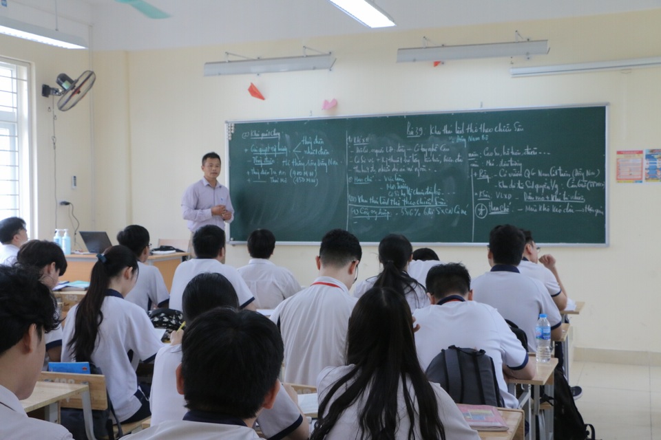 Cấm phê bình học sinh trước lớp: Giáo viên bị tước công cụ giáo dục? - 1 Cấm phê bình học sinh trước lớp: Giáo viên bị tước công cụ giáo dục? - 1