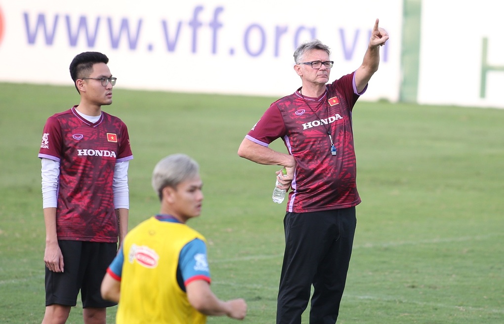 HLV Philippe Troussier nhận tin không vui từ Nguyên Mạnh, Tiến Linh - 5 HLV Philippe Troussier nhận tin không vui từ Nguyên Mạnh, Tiến Linh - 5