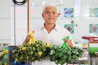 Bí quyết thành tỷ phú của cậu bé bán nem dạo ở bến phà