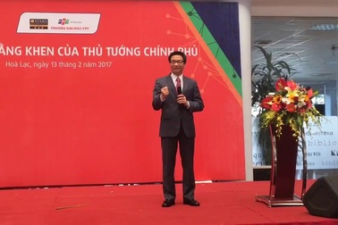 Phó Thủ tướng Vũ Đức Đam trò chuyện với sinh viên