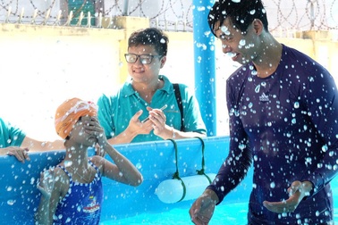 Dạy bơi an toàn cho học sinh khiếm thính