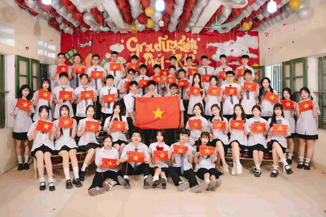 Gây "sốt mạng" với bộ ảnh kỷ yếu Tổ quốc trong tim của học sinh Thái Bình