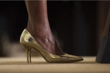 Xóa bỏ yêu cầu vô lý "nhân viên nữ phải đi giày cao gót đến công sở" ở British Columbia