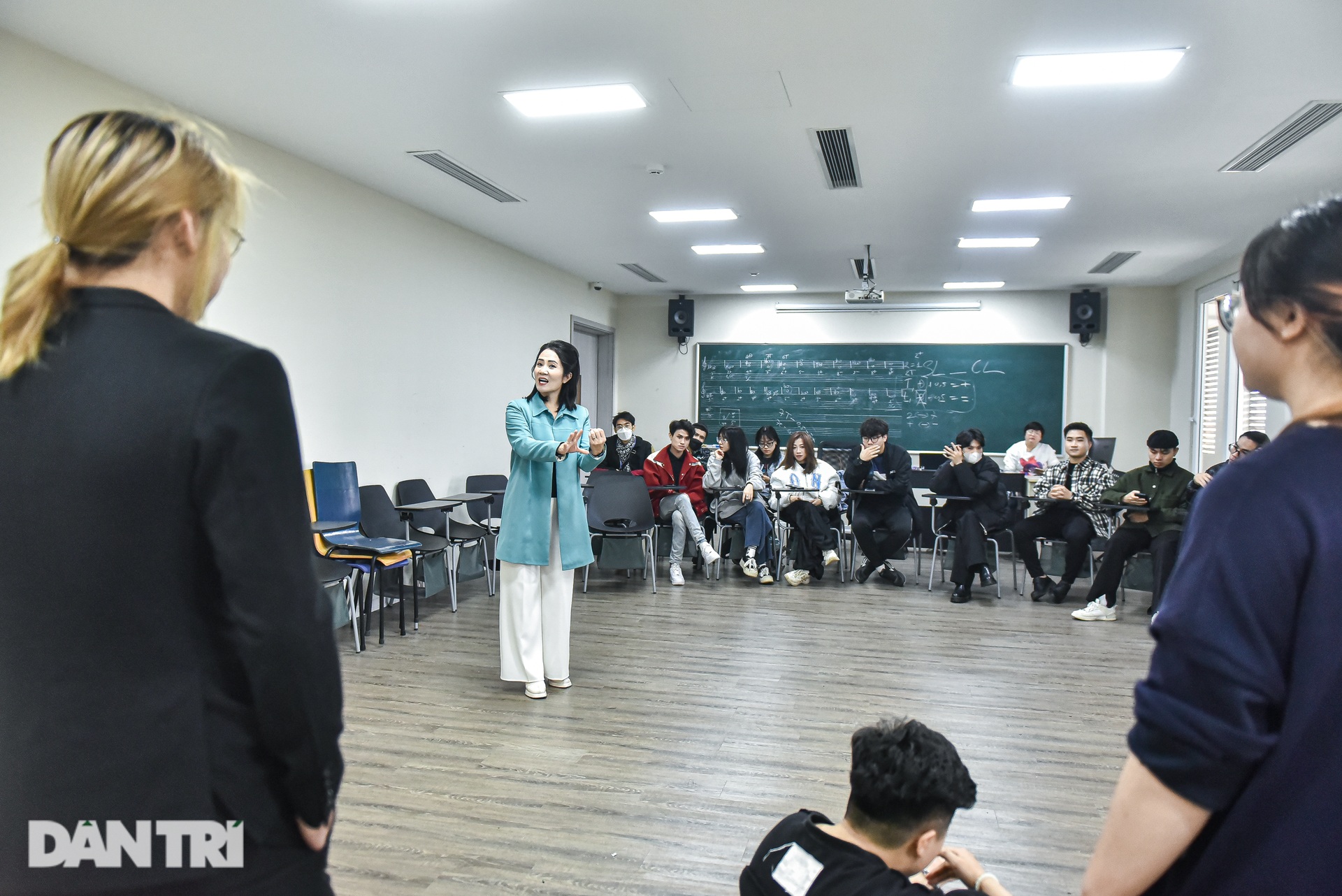 Một ngày làm giảng viên đại học của diễn viên Nguyệt Hằng - 20 Một ngày làm giảng viên đại học của diễn viên Nguyệt Hằng - 20