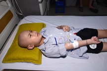 Người ông cùng cực bên cháu nội trong "cuộc chiến sinh tử"