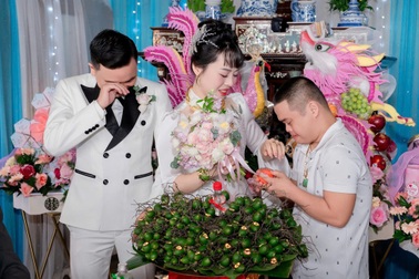 Anh bị Down tặng em gái 1 chỉ vàng ngày cưới khiến nhiều người rơi nước mắt