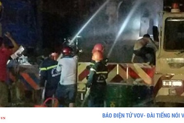 Xe cẩu bốc hoả suýt gây cháy trạm xăng