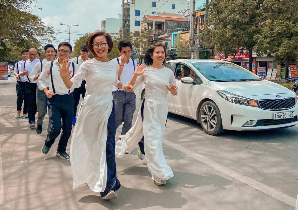 Đám hỏi có một không hai, chú rể... chạy bộ 4km đến nhà cô dâu - 4 Đám hỏi có một không hai, chú rể... chạy bộ 4km đến nhà cô dâu - 4