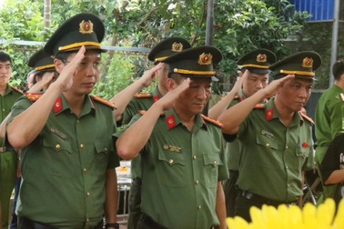 Tổ trưởng tổ bảo vệ tử vong khi cứu 3 cháu bé bị lũ cuốn trôi