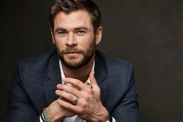 Tài tử Chris Hemsworth phục vụ trong nhà ăn ở trường của con