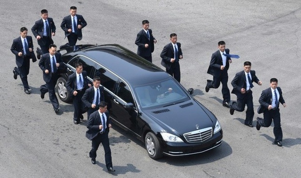 Soi chiếc SUV hạng sang ông Kim Jong-un lái đi thăm vùng lũ - 8 Soi chiếc SUV hạng sang ông Kim Jong-un lái đi thăm vùng lũ - 8